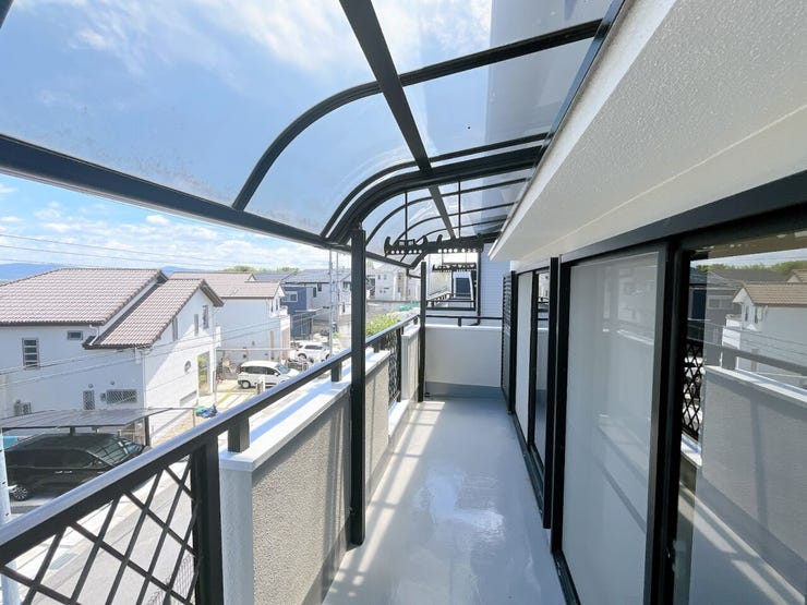 窓の間口が広く、洗濯物などの取り込みもスムーズです◎