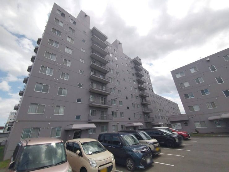 【外観】
《外観写真》
コンビニ・スーパーが近く暮らしに便利な立地のマンションです。