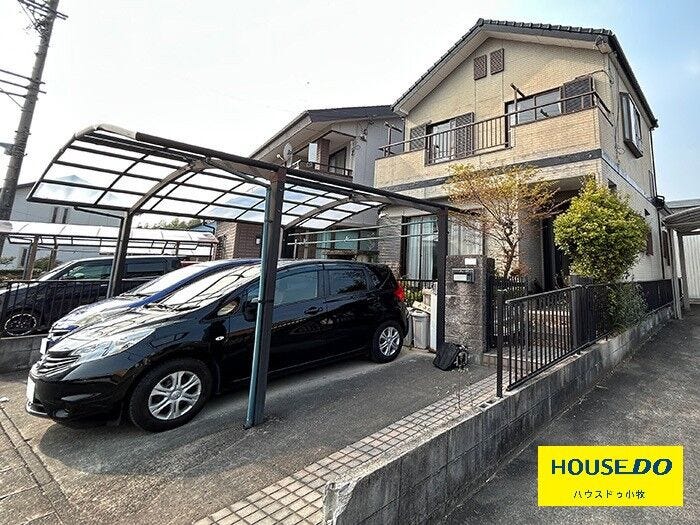 【外観】
【小牧市元町1丁目】
並列2台分の駐車場がある4LDKのお家♪(片側カーポート付き)
スーパーやコンビニまで徒歩10分以と周辺環境が充実しており、過ごしやすい環境が整っています♪