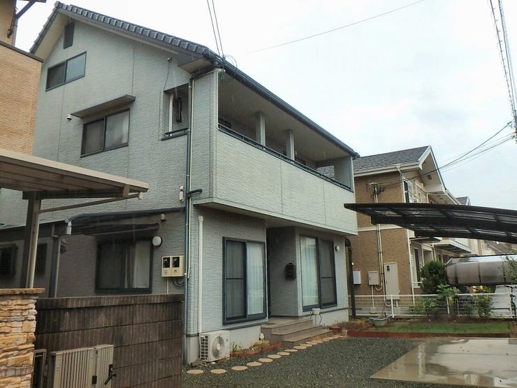 【外観】
外観を南西側より撮影(雨天時)