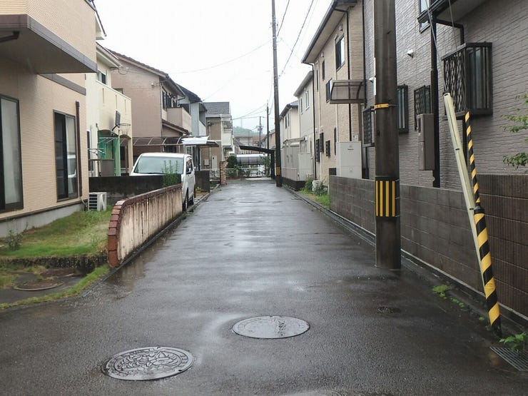 西側道路(雨天時)