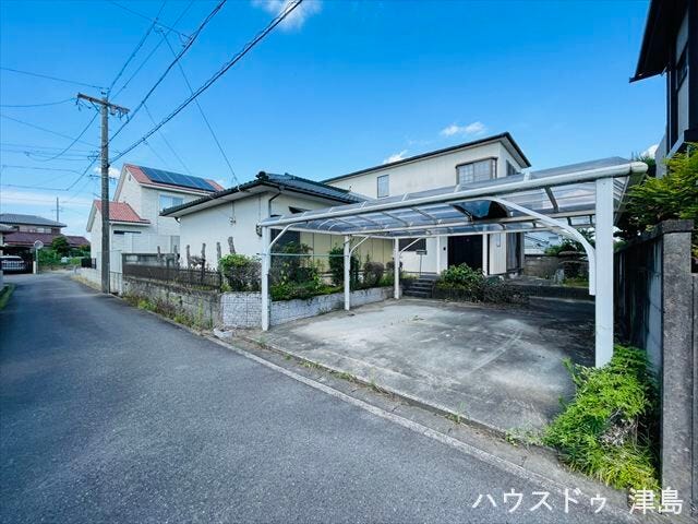 間口は広く、車スペース3台以上もプランしていただきやすいです。南向きの建築プランが可能です。スーパーまで徒歩8分、お買い物に便利です。