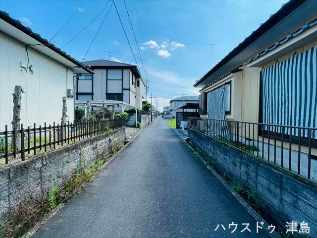 西側公道幅約4.0m。車がすれ違うには厳しい道幅ですが、車はスピードを抑えて走行するので安全な道幅です。