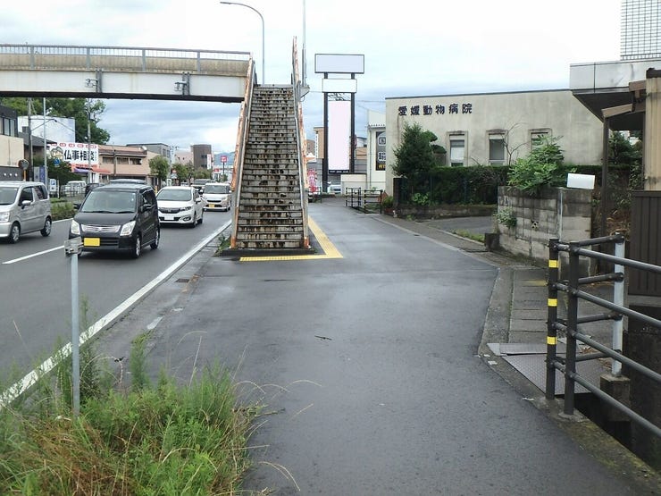 北西側道路(雨天時)