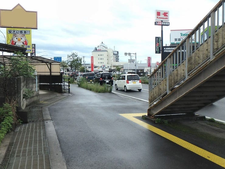 北西側道路(雨天時)