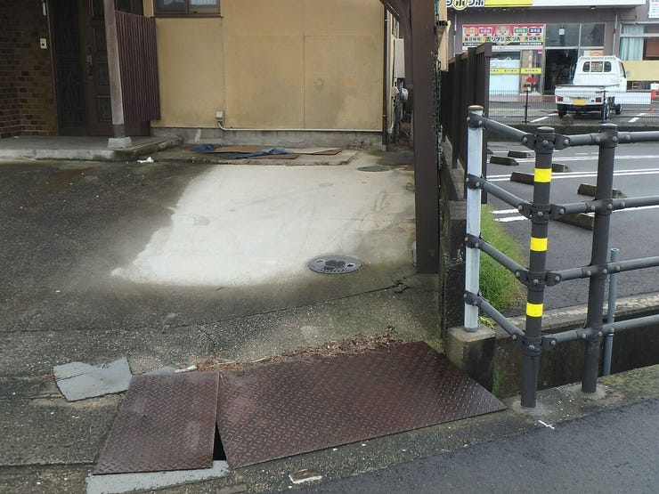 物件西面(雨天時)