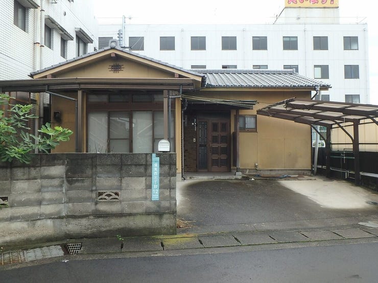 外観を北側より撮影(雨天時)