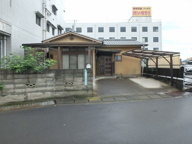 外観を北側より撮影(雨天時)
