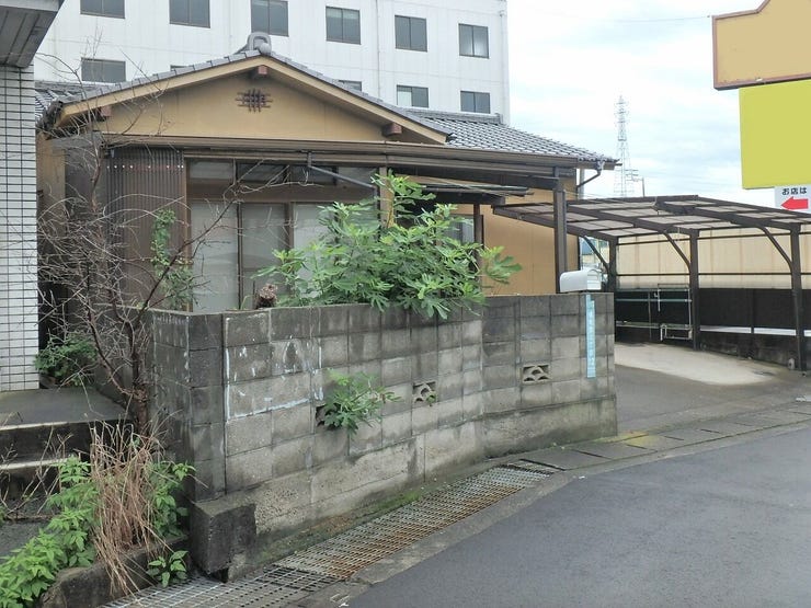 外観を北東側より撮影(雨天時)