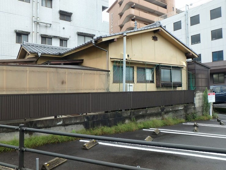 外観を北西側より撮影(雨天時)
