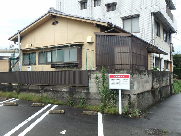 外観を南西側より撮影(雨天時)