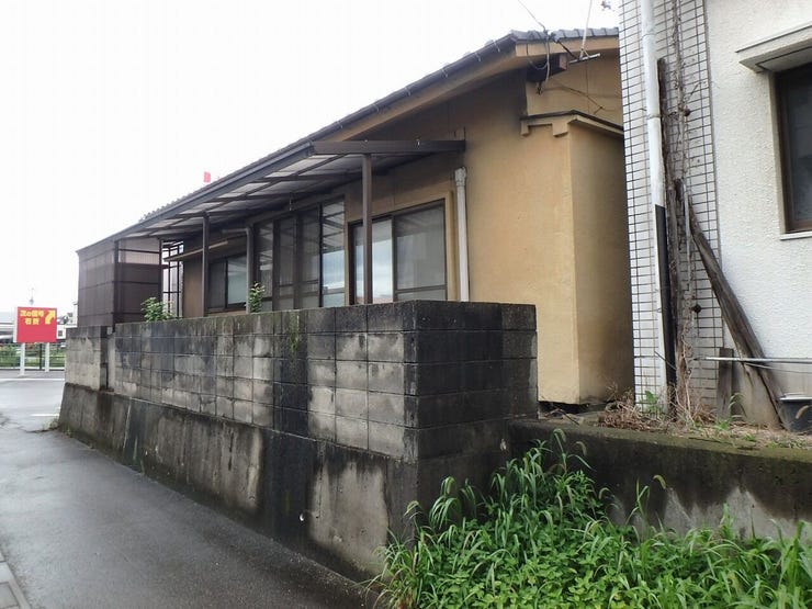 外観を南東側より撮影(雨天時)