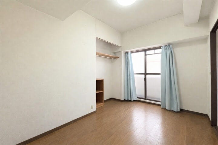 バルコニーに面したお部屋です。
お天気のいい日にはたっぷりと陽を取り込むことができ、
ベッドの上のお布団もふかふかになりそうですね。