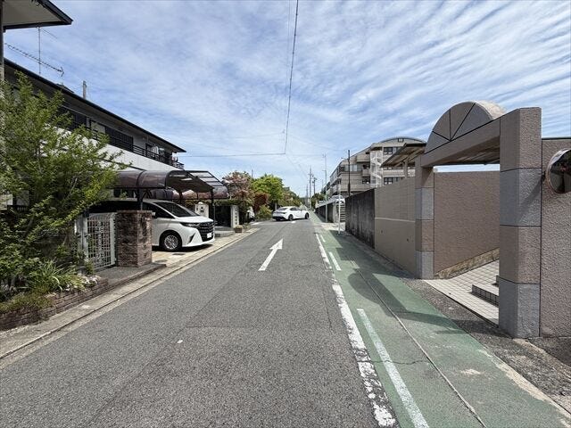 車の出し入れもしやすく、また配達などの車が停まっていても通行出来る道幅となっています。