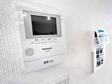 06.モニター付きインターホン
シンプルで使いやすいインターホン。自動録画のほか、手動録画もできます。受話/音量調整、明るさ調整が可能。
※イメージ写真