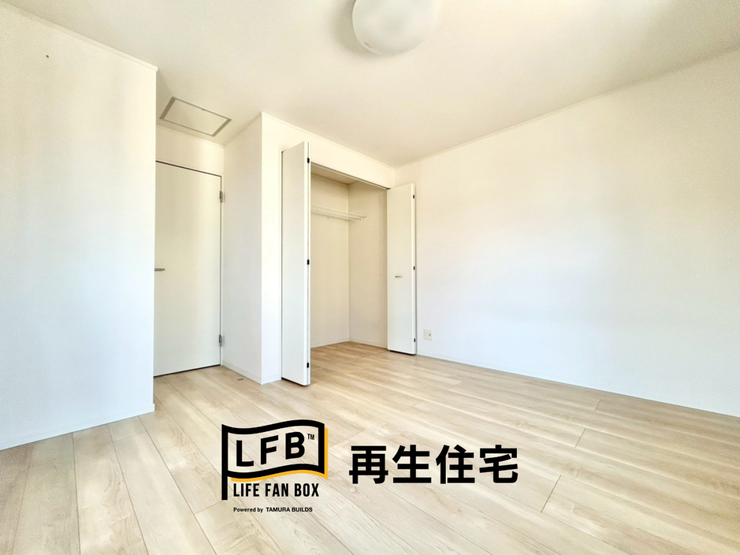 家具を合わせやすいホワイトベースの洋室です。7.5帖でベッドを置いてもゆとりのある空間に。