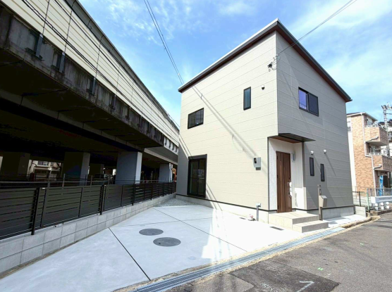 外観②(玄関アプローチ)
木目調の断熱ドアがアクセントの玄関ポーチ。前面はすっきりとしたカースペースとなっています。