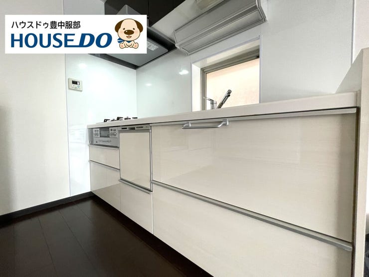 食洗機付きで使い勝手の良いキッチン。収納も多く、日用品がすっきり片付き、窓から光が差し込む明るく心地よい空間です。