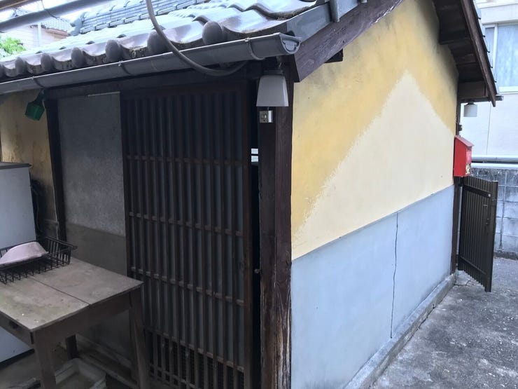 どこか懐かしさを感じる、和の情緒あふれる佇まい。レトロな木製の引き戸など、古き良き日本の建築美が随所に光ります。