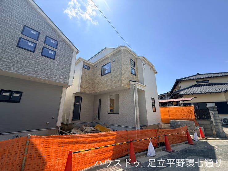 【外観】
ベージュとホワイトの外壁がやさしく上品な印象。立体感のあるデザインが目を引く、明るい雰囲気の住まいです。