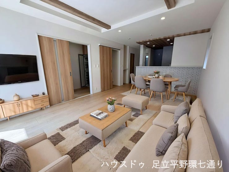 【リビング】
木目調の梁や折り上げ天井がアクセントになった、開放感とデザイン性を兼ね備えた明るいLDKです。
※生成AIによるイメージです