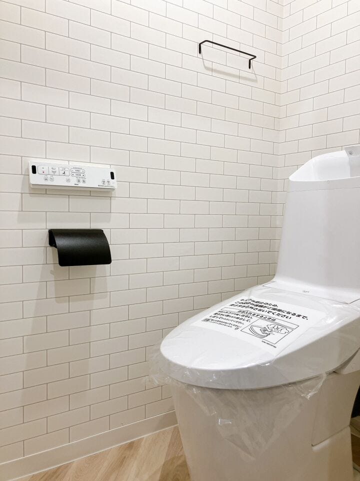 【温水洗浄器付きトイレ 】
温水洗浄器付きのトイレは、便座を暖かく保てるため、冬場でも座ったときにヒヤッとせず快適に使用できます!
ペーパーの使用量の削減にもなるため経済面でもメリットがあります♪