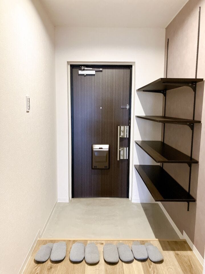 【玄関】
段差を低く横に広く設計した玄関は、お子さまやご高齢の方も靴の脱ぎ履きがしやすい安心のつくり!
横に広い玄関は雨の日もそのまま室内に入りやすく、服や傘をしまえて便利です♪