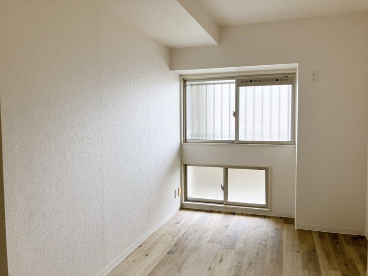 【洋室】
広々としたお部屋は家具の配置やインテリアデザインがしやすく、自分好みの居心地の良い空間を作れます♪
ソファやテレビ台を設置して家族や友人とくつろげるセカンドリビングスペースにもなります!