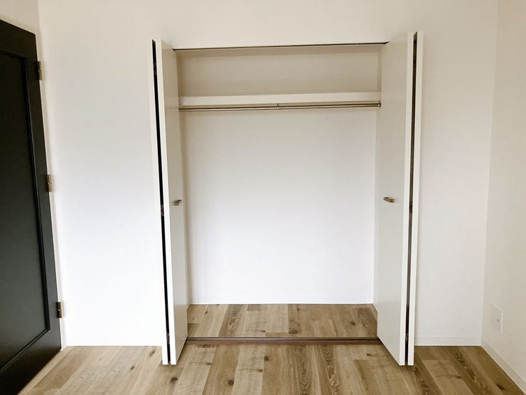 【収納】
扉付きのクローゼットは中身をしっかり隠せるため、生活感を抑えお部屋全体をすっきりと見せることができ、急な来客時にも安心です♪
さらに棚付きの収納があることで、細かな物も整理できます!