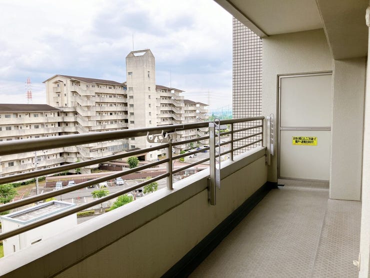 【バルコニー】
南に面したバルコニーは陽当りがよく、洗濯物が乾きやすいです♪
陽当たりが良いため、日光浴やガーデニングの使用にも適しており、外の空気を楽しむ場として活用しやすいです!