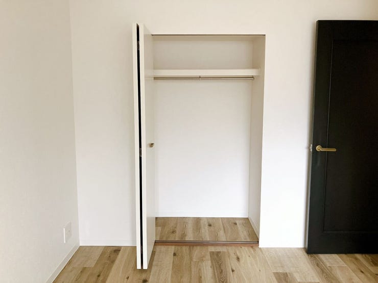 【全室収納付き】
全ての部屋に収納が備わっているため、家族ごとに持ち物を分けて整理しやすく、生活空間をすっきり保てます!
日々の片付けがしやすく、暮らしのリズムが整いやすい嬉しいポイントです♪
