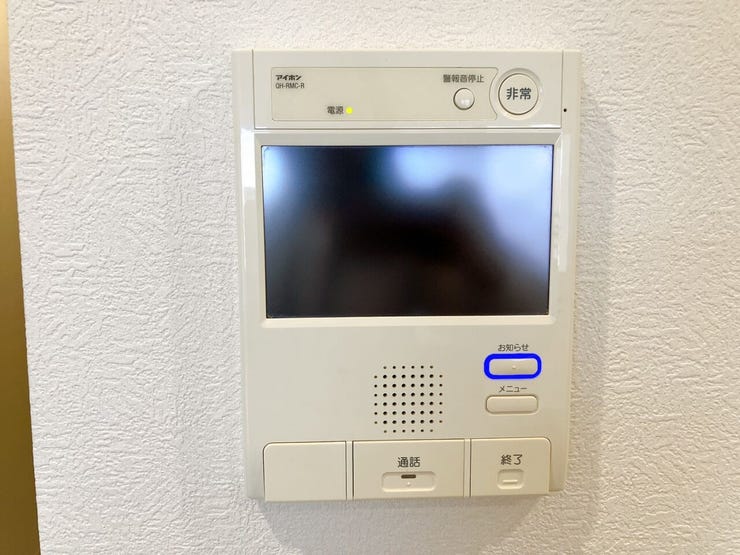【モニター付きインターホン】
モニター付きインターホンなら、来訪者の顔を確認してから対応できて安心♪
セールス対策にも役立ち、毎日の暮らしに安全と快適さをプラスしてくれる設備です!