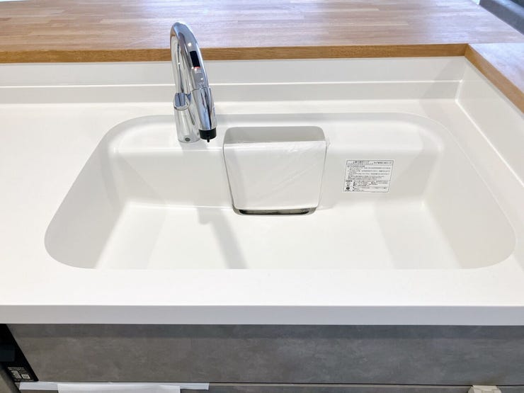 【タッチレス水栓】
手をかざすだけで水が出るタッチレス水栓は、直接触れずに水が出るため衛生的に使用が出来ます♪
油や汚れが付きにくく、お手入れも簡単なため清潔で快適なキッチンを保てます!
