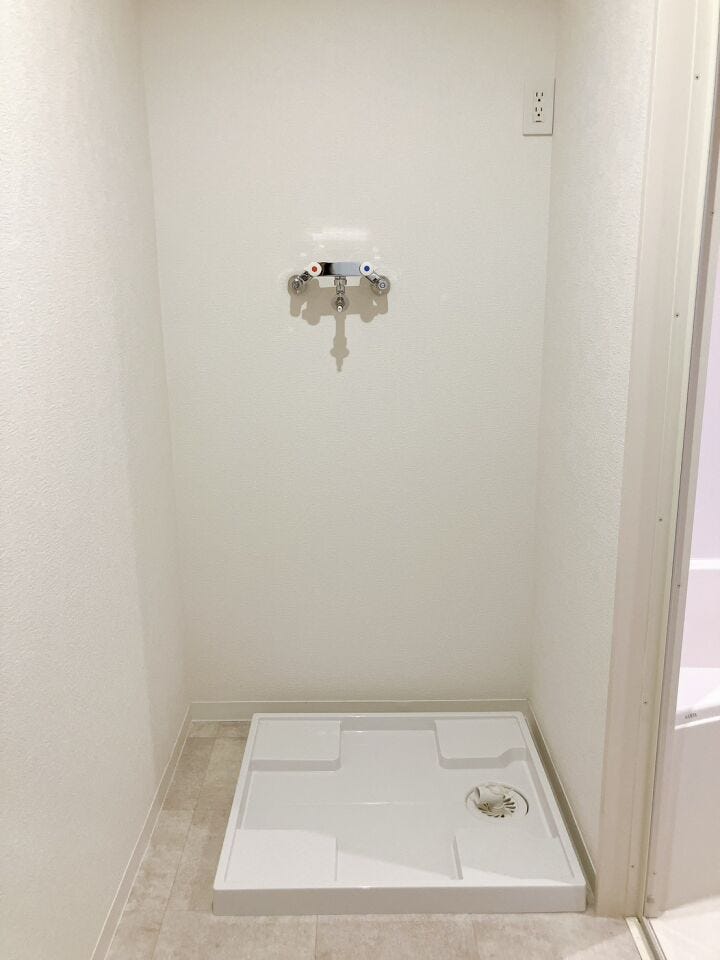【室内洗濯機置き場】
洗濯パン付きなら洗濯機の設置もスムーズで、万が一の水漏れ時にも被害を最小限に抑えられます!
外出時や夜間など不在時にも安心して使用しやすく便利です!