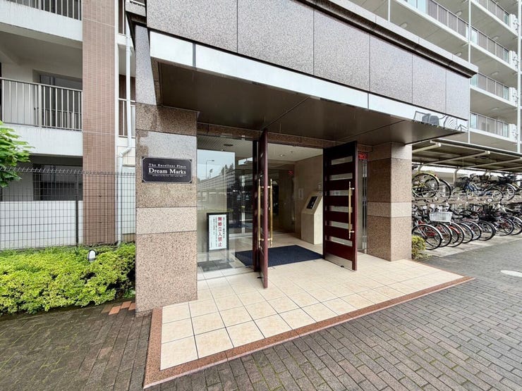 駐車場や駐輪場側のエントランスのオートロック有で防犯面◎