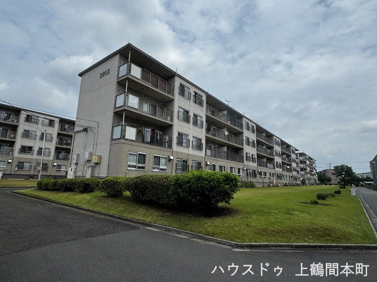 【外観】
緑豊かな住環境に映える、落ち着いた団地外観