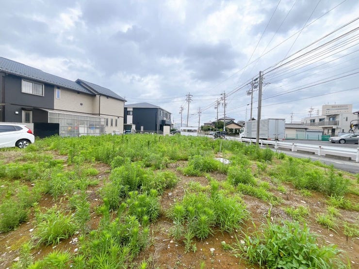 【東向きの土地】
東向きの土地は朝日が心地よく差し込み、一日の始まりを明るく快適に迎えられます!
家族が自然と笑顔になる爽やかな朝の光に包まれ、毎日を前向きにスタートできる魅力的な住環境です!