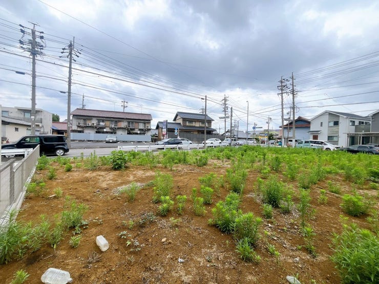 【更地渡し】
建築条件なし×更地渡し!
理想の住まいを一から自由にプランニングできます♪
解体費用が不要のため初期費用を抑えられ、家族の夢を形にするマイホーム計画が立てやすいです!
