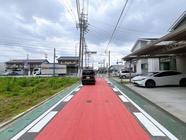 【前面道路】
大型車の通行が少なく、静かで落ち着いた環境が魅力です♪
小さなお子さんがいるご家庭でも安心して暮らせます!
車がスピードを出しにくく、交通事故のリスクも低減される安全な住環境です!