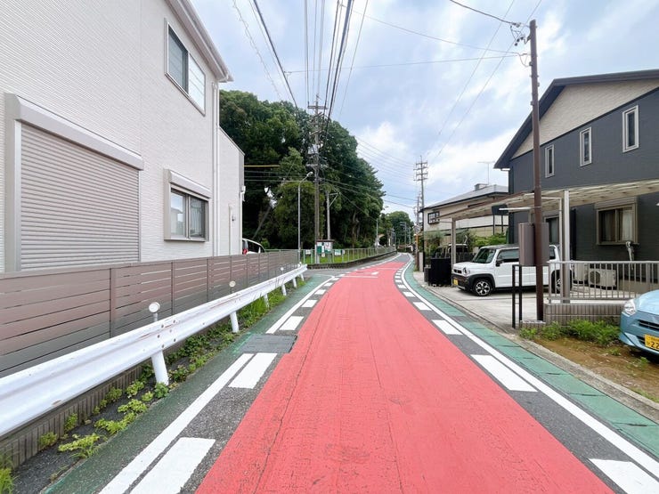 【前面道路】
交通量が少なく静かな環境のため、歩行者や高齢者、お子様にも安心の立地です♪
周辺の騒音も少ないため、落ち着いた雰囲気の中で穏やかな毎日を過ごしたい方にぴったりの住環境です!