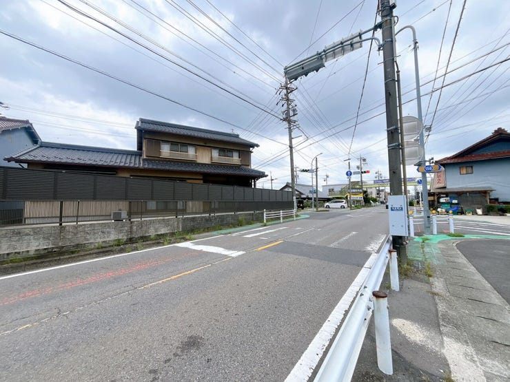 【前面道路】
交通量が少なく静かな環境のため、歩行者や高齢者、お子様にも安心の立地です♪
周辺の騒音も少ないため、落ち着いた雰囲気の中で穏やかな毎日を過ごしたい方にぴったりの住環境です!