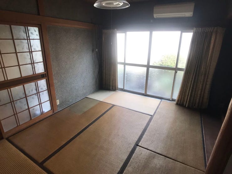 来客時の客間としてはもちろん、お子様の遊び場や家事スペースとしても重宝する便利な和室。引き戸を開ければ、さらに開放的な空間が広がります