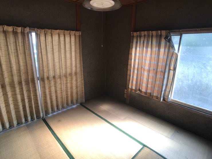 2面の窓から日差しが入ります。