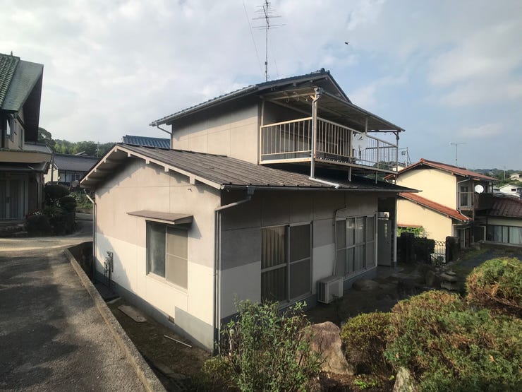 【外観】
落ち着いた周辺環境に馴染む、趣のある2階建て戸建て物件です。周辺は高い建物が少なく、開放的な空が広がる穏やかで過ごしやすい住環境が魅力となっています。