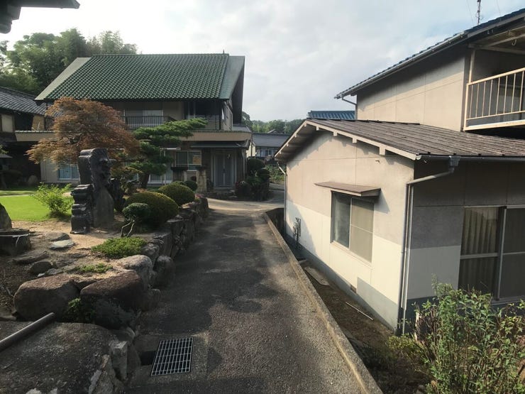 交通量が少なく落ち着いており、小さなお子様がいるご家庭でも安心の環境です。