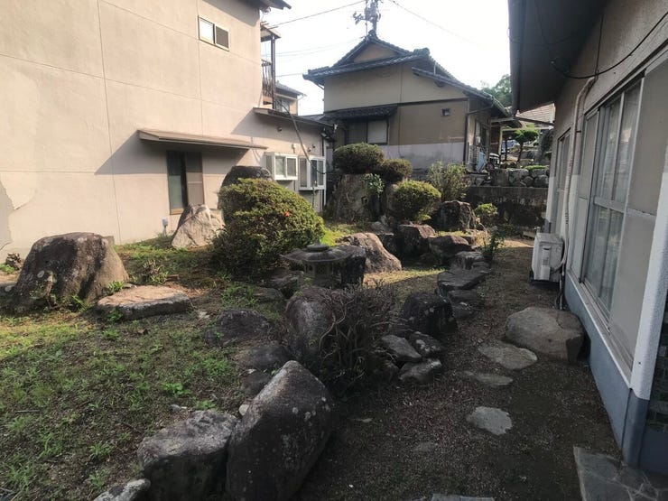 毎日の生活に潤いを与えてくれる、趣のあるお庭付きの物件です。お好みの草花を植えて趣味の時間を楽しむなど、戸建てならではの豊かなライフスタイルを叶えられます。