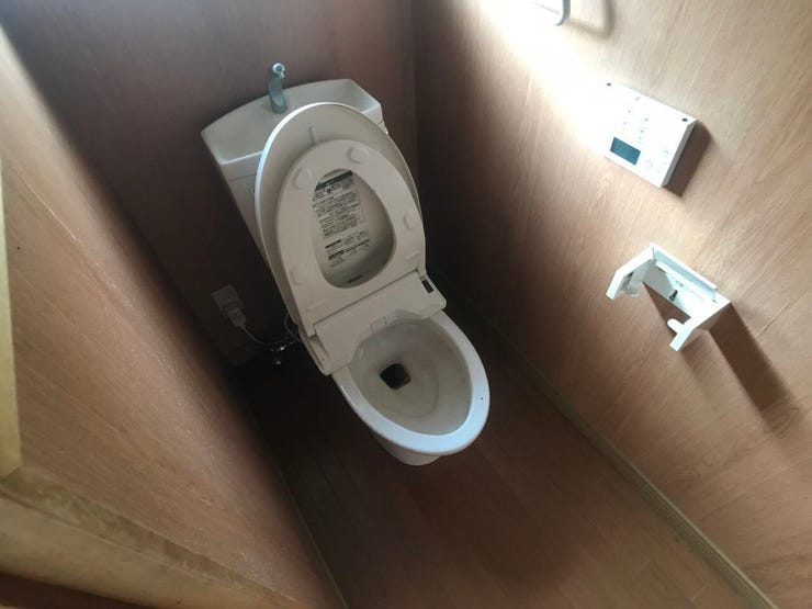 白を基調とした清潔感のあるトイレスペースです。個室内に窓が配置されているため、自然光が入って明るく、いつでも心地よい空気の入れ替え・換気ができて衛生的です