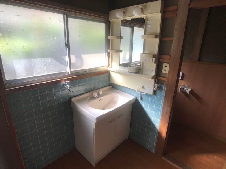 窓から自然光が差し込む明るい洗面所です。湿気がこもりがちな空間ですが、しっかり換気ができて毎日快適。レトロで落ち着く内装デザインも魅力です。