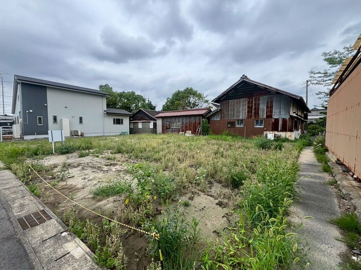 【建築条件無し】
広々93.99坪の土地!
建築条件なしのため、お好きなハウスメーカーで自由にプランニングできます♪
家族の夢を形に、暮らしのスタイルに合わせたマイホームづくりを楽しめます!