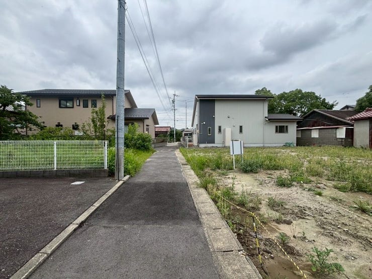 【前面道路】
大型車の通行が少なく、静かで落ち着いた環境が魅力です♪
小さなお子さんがいるご家庭でも安心して暮らせます!
車がスピードを出しにくく、交通事故のリスクも低減される安全な住環境です!